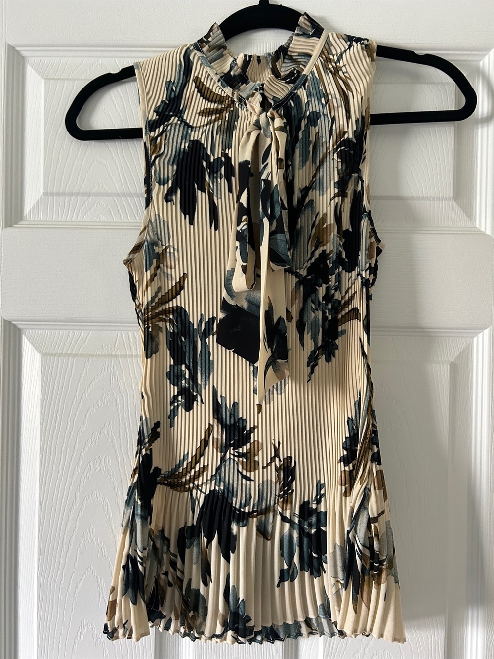 Dkny Cream Floral Pleated Tie-Neck Sleeveless Blouse